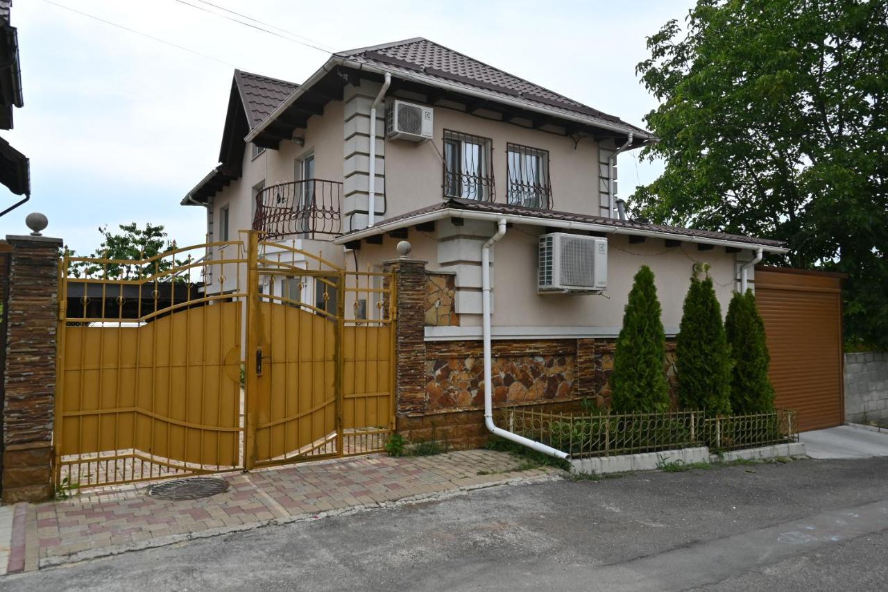 Bright And Cozy Home With Personal Terrace Кишинев Екстериор снимка
